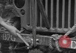 Image soldats des États-Unis installer un coupe-fil sur des jeeps Devon Angleterre, 1944, de la seconde 46 séquences d'archives historiques vidéo 65675060407