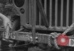 Image soldats des États-Unis installer un coupe-fil sur des jeeps Devon Angleterre, 1944, de la seconde 47 séquences d'archives historiques vidéo 65675060407