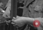 Image soldats des États-Unis installer un coupe-fil sur des jeeps Devon Angleterre, 1944, de la seconde 54 séquences d'archives historiques vidéo 65675060407