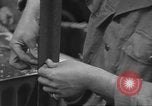 Image soldats des États-Unis installer un coupe-fil sur des jeeps Devon Angleterre, 1944, de la seconde 55 séquences d'archives historiques vidéo 65675060407