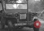 Image soldats des États-Unis installer un coupe-fil sur des jeeps Devon Angleterre, 1944, de la seconde 56 séquences d'archives historiques vidéo 65675060407