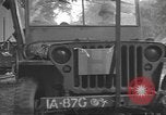 Image soldats des États-Unis installer un coupe-fil sur des jeeps Devon Angleterre, 1944, de la seconde 57 séquences d'archives historiques vidéo 65675060407