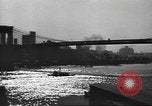 Immagine di Le scene della città compresi i ponti edifici strade e traffico Brooklyn New York USA, 1947, secondo 22 filmato di repertorio 65675060412
