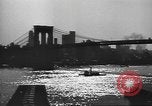 Immagine di Le scene della città compresi i ponti edifici strade e traffico Brooklyn New York USA, 1947, secondo 24 filmato di repertorio 65675060412