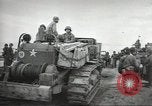Immagine di Le forze alleate a terra seguendo la D-day invasione Normandia Francia, 1944, secondo 3 filmato di repertorio 65675060419