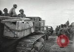 Immagine di Le forze alleate a terra seguendo la D-day invasione Normandia Francia, 1944, secondo 5 filmato di repertorio 65675060419
