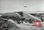 Immagine di Le forze alleate a terra seguendo la D-day invasione Normandia Francia, 1944, secondo 25 filmato di repertorio 65675060419