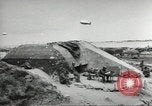 Immagine di Le forze alleate a terra seguendo la D-day invasione Normandia Francia, 1944, secondo 26 filmato di repertorio 65675060419