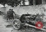 Immagine di Le forze alleate a terra seguendo la D-day invasione Normandia Francia, 1944, secondo 36 filmato di repertorio 65675060419