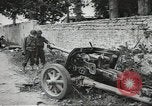Immagine di Le forze alleate a terra seguendo la D-day invasione Normandia Francia, 1944, secondo 37 filmato di repertorio 65675060419