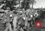 Standbild Deutsche Kriegsgefangene genommen in alliierte Invasion Normandie Frankreich, 1944, aus Sekunde 6 historischem Filmmaterial Videoclip 65675060420