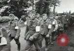 Standbild Deutsche Kriegsgefangene genommen in alliierte Invasion Normandie Frankreich, 1944, aus Sekunde 7 historischem Filmmaterial Videoclip 65675060420