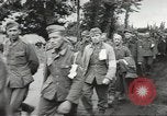 Standbild Deutsche Kriegsgefangene genommen in alliierte Invasion Normandie Frankreich, 1944, aus Sekunde 8 historischem Filmmaterial Videoclip 65675060420