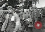 Standbild Deutsche Kriegsgefangene genommen in alliierte Invasion Normandie Frankreich, 1944, aus Sekunde 9 historischem Filmmaterial Videoclip 65675060420