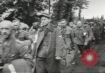 Standbild Deutsche Kriegsgefangene genommen in alliierte Invasion Normandie Frankreich, 1944, aus Sekunde 10 historischem Filmmaterial Videoclip 65675060420