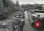 Standbild Deutsche Kriegsgefangene genommen in alliierte Invasion Normandie Frankreich, 1944, aus Sekunde 13 historischem Filmmaterial Videoclip 65675060420