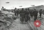 Standbild Deutsche Kriegsgefangene genommen in alliierte Invasion Normandie Frankreich, 1944, aus Sekunde 16 historischem Filmmaterial Videoclip 65675060420