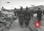 Standbild Deutsche Kriegsgefangene genommen in alliierte Invasion Normandie Frankreich, 1944, aus Sekunde 17 historischem Filmmaterial Videoclip 65675060420
