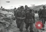 Standbild Deutsche Kriegsgefangene genommen in alliierte Invasion Normandie Frankreich, 1944, aus Sekunde 18 historischem Filmmaterial Videoclip 65675060420