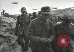 Standbild Deutsche Kriegsgefangene genommen in alliierte Invasion Normandie Frankreich, 1944, aus Sekunde 19 historischem Filmmaterial Videoclip 65675060420