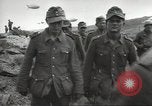 Standbild Deutsche Kriegsgefangene genommen in alliierte Invasion Normandie Frankreich, 1944, aus Sekunde 20 historischem Filmmaterial Videoclip 65675060420