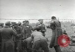 Standbild Deutsche Kriegsgefangene genommen in alliierte Invasion Normandie Frankreich, 1944, aus Sekunde 21 historischem Filmmaterial Videoclip 65675060420