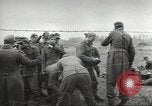 Standbild Deutsche Kriegsgefangene genommen in alliierte Invasion Normandie Frankreich, 1944, aus Sekunde 23 historischem Filmmaterial Videoclip 65675060420