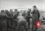Standbild Deutsche Kriegsgefangene genommen in alliierte Invasion Normandie Frankreich, 1944, aus Sekunde 24 historischem Filmmaterial Videoclip 65675060420