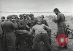 Standbild Deutsche Kriegsgefangene genommen in alliierte Invasion Normandie Frankreich, 1944, aus Sekunde 26 historischem Filmmaterial Videoclip 65675060420