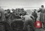Standbild Deutsche Kriegsgefangene genommen in alliierte Invasion Normandie Frankreich, 1944, aus Sekunde 27 historischem Filmmaterial Videoclip 65675060420