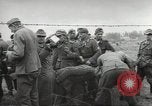 Standbild Deutsche Kriegsgefangene genommen in alliierte Invasion Normandie Frankreich, 1944, aus Sekunde 29 historischem Filmmaterial Videoclip 65675060420