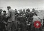 Standbild Deutsche Kriegsgefangene genommen in alliierte Invasion Normandie Frankreich, 1944, aus Sekunde 30 historischem Filmmaterial Videoclip 65675060420