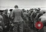 Standbild Deutsche Kriegsgefangene genommen in alliierte Invasion Normandie Frankreich, 1944, aus Sekunde 32 historischem Filmmaterial Videoclip 65675060420