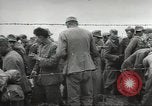 Standbild Deutsche Kriegsgefangene genommen in alliierte Invasion Normandie Frankreich, 1944, aus Sekunde 33 historischem Filmmaterial Videoclip 65675060420