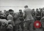 Standbild Deutsche Kriegsgefangene genommen in alliierte Invasion Normandie Frankreich, 1944, aus Sekunde 34 historischem Filmmaterial Videoclip 65675060420