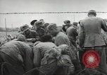 Standbild Deutsche Kriegsgefangene genommen in alliierte Invasion Normandie Frankreich, 1944, aus Sekunde 37 historischem Filmmaterial Videoclip 65675060420