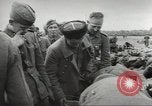 Standbild Deutsche Kriegsgefangene genommen in alliierte Invasion Normandie Frankreich, 1944, aus Sekunde 40 historischem Filmmaterial Videoclip 65675060420