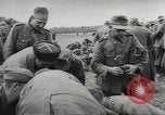 Standbild Deutsche Kriegsgefangene genommen in alliierte Invasion Normandie Frankreich, 1944, aus Sekunde 46 historischem Filmmaterial Videoclip 65675060420