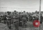 Standbild Deutsche Kriegsgefangene genommen in alliierte Invasion Normandie Frankreich, 1944, aus Sekunde 48 historischem Filmmaterial Videoclip 65675060420