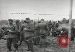 Standbild Deutsche Kriegsgefangene genommen in alliierte Invasion Normandie Frankreich, 1944, aus Sekunde 49 historischem Filmmaterial Videoclip 65675060420