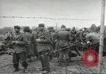 Standbild Deutsche Kriegsgefangene genommen in alliierte Invasion Normandie Frankreich, 1944, aus Sekunde 50 historischem Filmmaterial Videoclip 65675060420