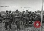 Standbild Deutsche Kriegsgefangene genommen in alliierte Invasion Normandie Frankreich, 1944, aus Sekunde 51 historischem Filmmaterial Videoclip 65675060420