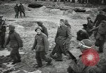 Standbild Deutsche Kriegsgefangene genommen in alliierte Invasion Normandie Frankreich, 1944, aus Sekunde 52 historischem Filmmaterial Videoclip 65675060420