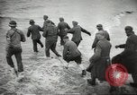 Standbild Deutsche Kriegsgefangene genommen in alliierte Invasion Normandie Frankreich, 1944, aus Sekunde 59 historischem Filmmaterial Videoclip 65675060420