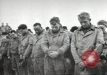 Image Cérémonie au premier cimetière militaire américain d'Omaha Beach Normandie France, 1944, de la seconde 17 séquences d'archives historiques vidéo 65675060423