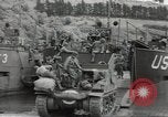 Immagine di Landing Craft serbatoio Dartmouth Inghilterra, 1944, secondo 26 filmato di repertorio 65675060436