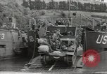Immagine di Landing Craft serbatoio Dartmouth Inghilterra, 1944, secondo 35 filmato di repertorio 65675060436