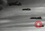 Standbild alliierte Bomber Normandie Frankreich, 1944, aus Sekunde 11 historischem Filmmaterial Videoclip 65675060448