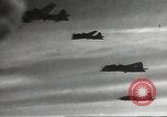 Standbild alliierte Bomber Normandie Frankreich, 1944, aus Sekunde 12 historischem Filmmaterial Videoclip 65675060448