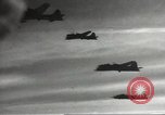 Standbild alliierte Bomber Normandie Frankreich, 1944, aus Sekunde 13 historischem Filmmaterial Videoclip 65675060448